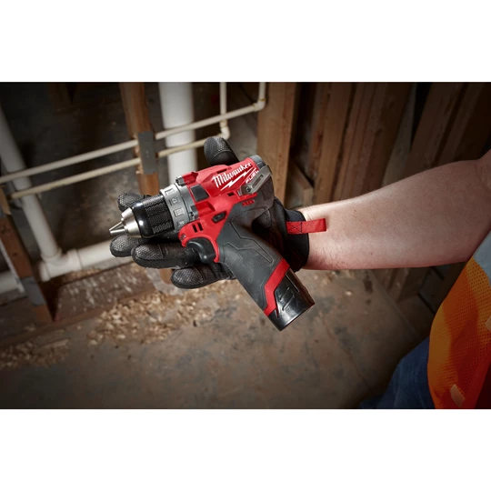 Perceuse Visseuse MILWAUKEE M12 BDD-202C avec 2 batteries, un chargeur et sa malette de transport - Bricolage