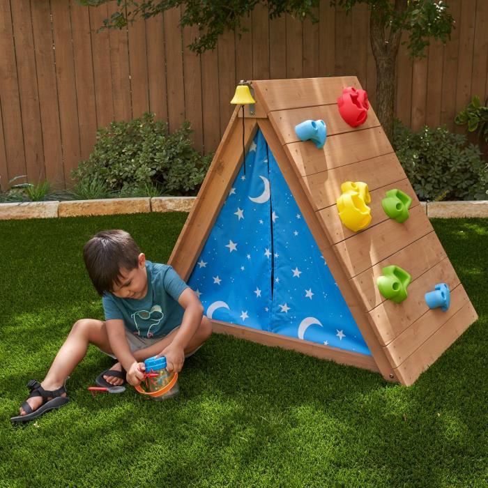 Cabane en bois avec toboggan, des modèles originaux pour enfants